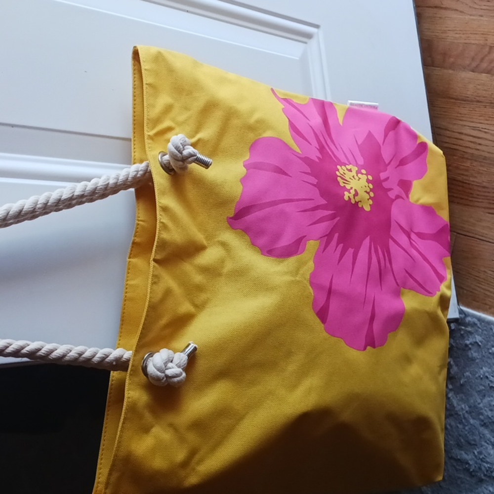 Hibiscus in bloom NWOT